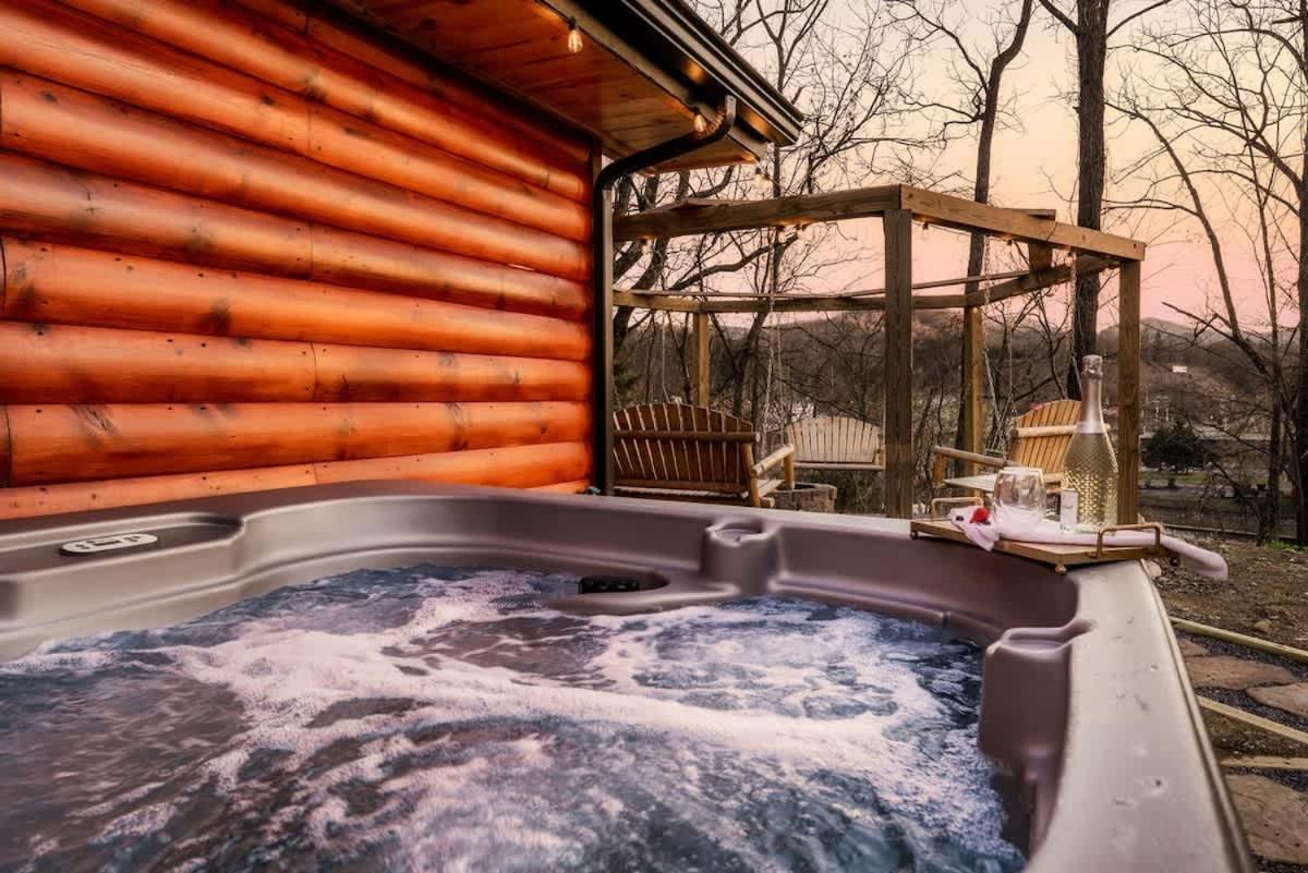 Fun Heated Pool Cabin - Walk To Parkway Pigeon Forge Exterior photo